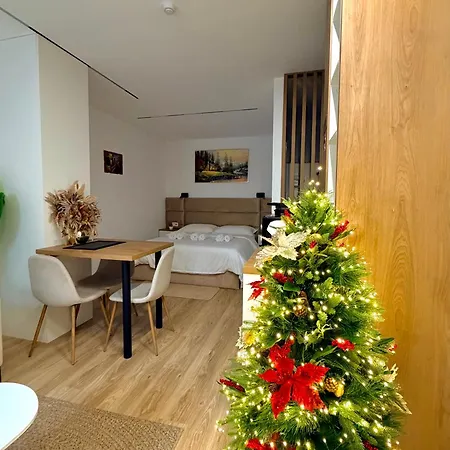 アパート Lois ティラナ